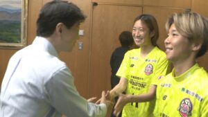 優勝の原動力は「時速31キロ」の快足得点王　シャルムがなでしこ1部昇格と優勝を報告　岡山