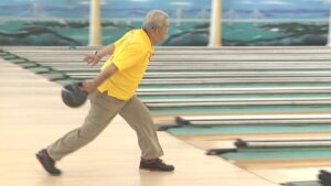【特集】14ポンドを操る90歳の“長寿ボウラー”　競技歴60年の「横綱」がボウリングを続ける理由とは　高松市