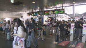 「うどんや骨付き鳥を食べたい」　シルバーウィークがスタート　JR高松駅は旅行客などで混雑