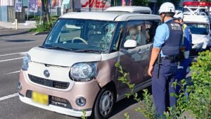 高松市の県道交差点で軽自動車が横断歩道を渡っていた男性をはねる　車が赤信号で交差点進入か　男性が搬送　香川