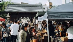 【10/17】岡山神社で蚤の市　秋春の恒例イベント　レトロ雑貨や掘り出し物を探す