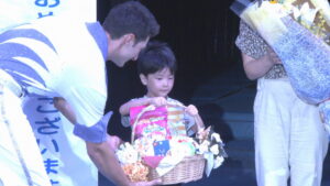 木下大サーカス岡山公演　20万人目は5歳の男の子　出演者が花やオリジナルグッズをプレゼント