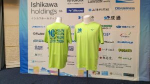 フルーツ王国の参加賞は‶マスカット色”のTシャツ！　11月8日「おかやまマラソン2026」　転スラ声優・岡咲さんらのライブも