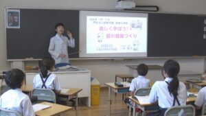 小学校で虫歯の原因や予防の授業　2色のガムでしっかり噛めているかチェック　岡山市