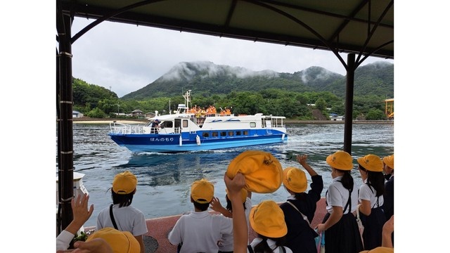 観音寺市伊吹島の児童生徒がこども図書館船「ほんのもり号」で広島・生口島の児童と交流 香川