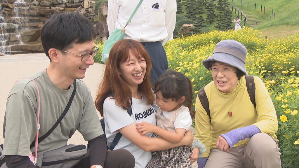 敬老の日　まんのう公園が高齢者の入園を無料に　家族らコスモス楽しむ　10月11、25日は全員無料