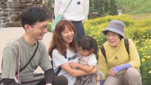 敬老の日　まんのう公園が高齢者の入園を無料に　家族らコスモス楽しむ　10月11、25日は全員無料