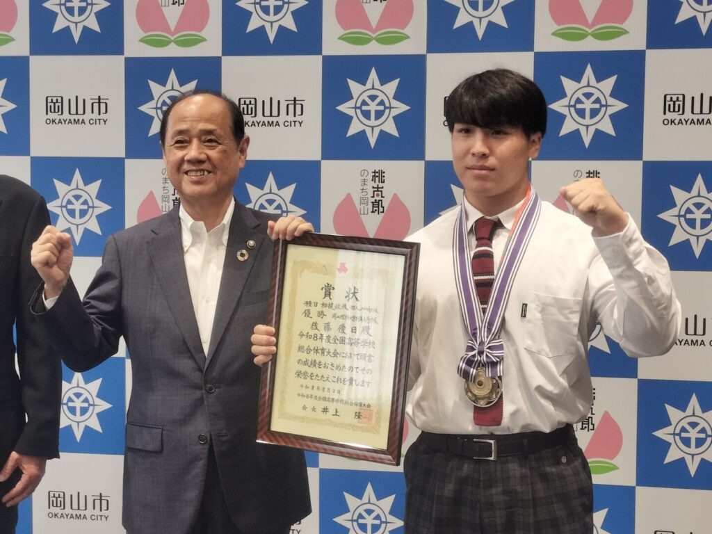 インターハイの相撲で岡山県勢初の優勝 後藤優日選手が岡山市長を表敬 市長と組み合う一幕も