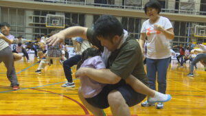 親子で楽しく体を動かそう　高松市で「あそビバ！」初開催