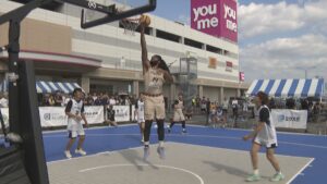 プロ選手も登場！ショッピングセンターで3×3バスケのイベント「普通のバスケと全然違って面白い」　香川・三豊市