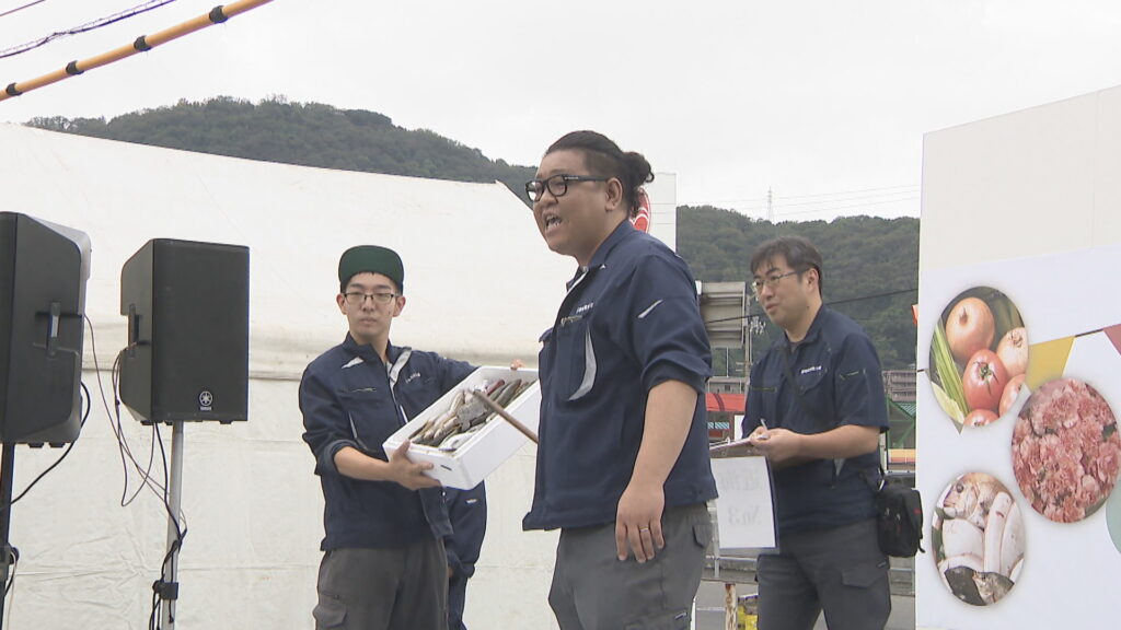 市場で「せり」の体験や買い物楽しむ たかまつ市場フェスタ 魚のさばき方講座なども