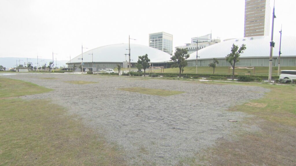 “批判の声”も上がる中…香川県が約150万かけ芝生広場に敷いた「砂利」撤去へ 今後は水はけ対策&芝の復旧作業も検討