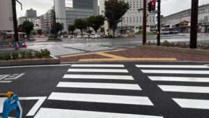 岡山駅前交差点の横断歩道の位置を変更　路面電車の乗り入れ事業に伴い　岡山市
