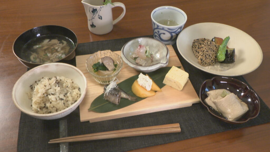 先付けから主菜まで秋の味覚たっぷりの和食ランチ 季節感あふれる、あんみつも 岡山【ほっとマルシェ】