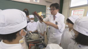 プロの技に小学生が夢中…日本料理の出前授業　和食の魅力知って　香川