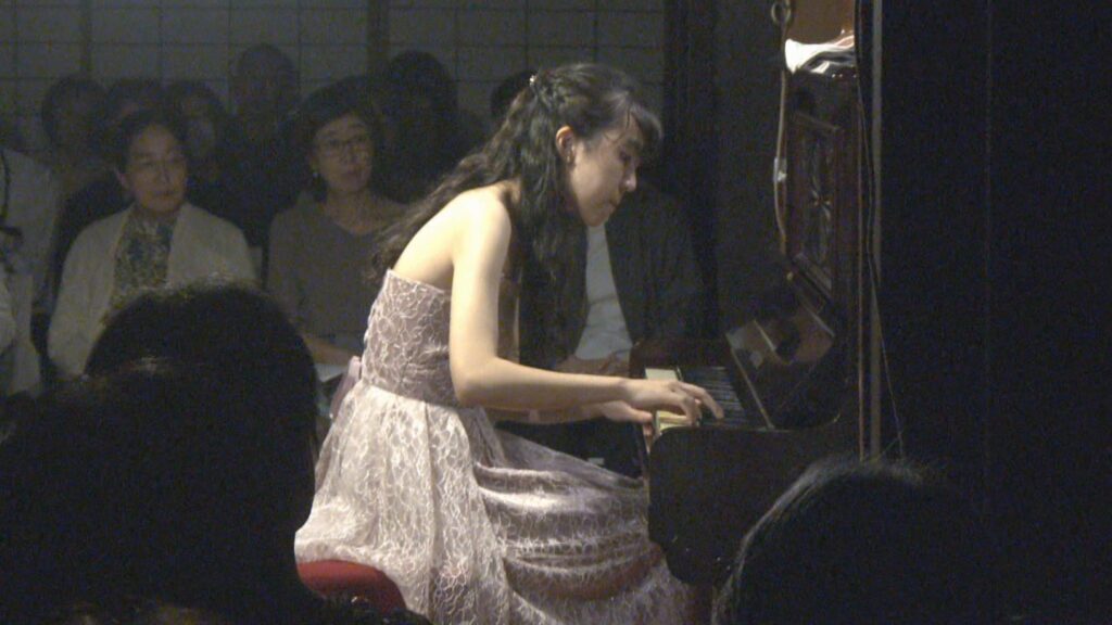 津山市出身の高校生ピアニスト・中島結里愛さん 国の重要文化財「旧大原家住宅」で演奏 岡山・倉敷美観地区
