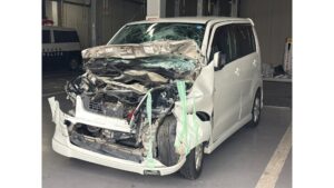 信号待ちのトラックに追突　軽自動車の助手席に乗っていた女性(95)が重体のほか2人重軽傷