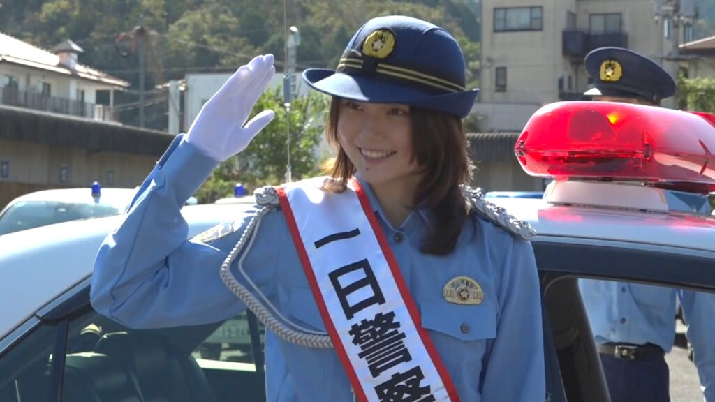 美作市育ちのプロレーサー・Juju選手(20)が地元で一日警察署長に　初のパトカーでドライビング技術の披露も　岡山