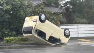 丸亀市で車同士の事故　軽自動車が転覆　車に乗っていた人を救急搬送　香川