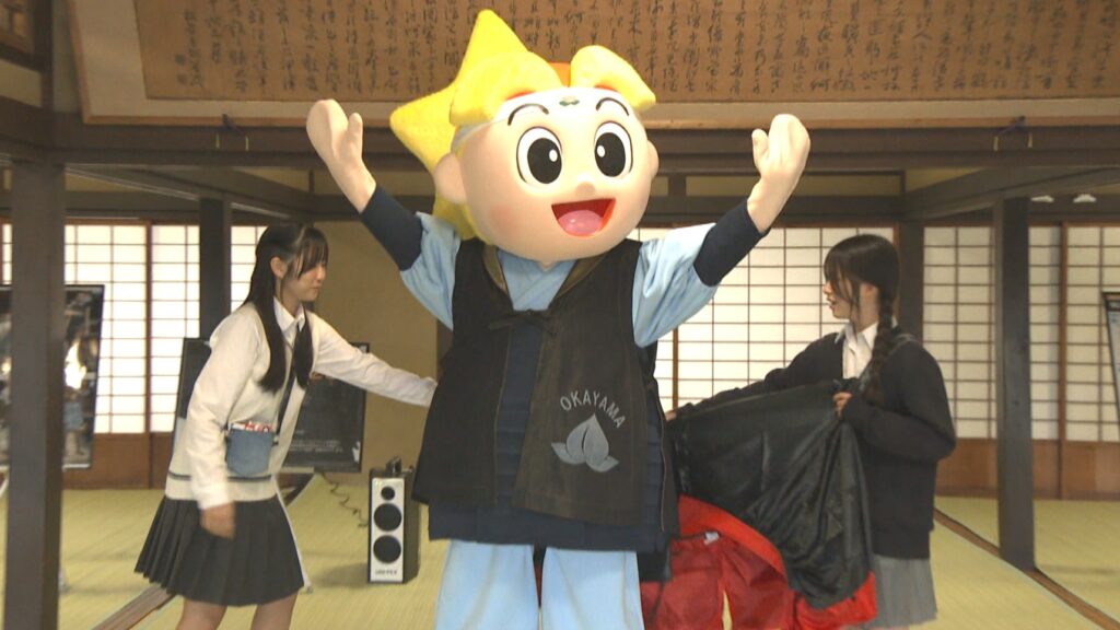 岡山県のマスコット「ももっち」の新衣装・デニム陣羽織をお披露目 県産デニムの魅力をPR