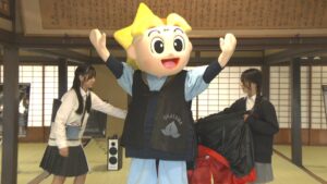 岡山県のマスコット「ももっち」の新衣装・デニム陣羽織をお披露目　県産デニムの魅力をPR