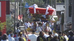 太鼓台が石段をのぼる！　小豆島町・内海八幡神社で秋祭り　伝統行事「幟さし」も　香川