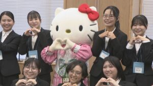 ハローキティがサプライズ登場！岡山市で両備グループの内定式