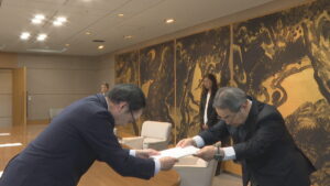 5年連続　香川県職員の給与とボーナス引き上げを知事に勧告　平均年間給与は21.8万円増え660.2万円に　香川県人事委員会