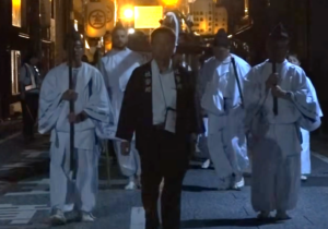 みこしが石段を下りる　約500人が練り歩く　金刀比羅宮「秋の例大祭」