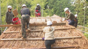 国重要文化財「細川家住宅」　かやぶき屋根のふき替えを地域の人らが体験　香川・さぬき市