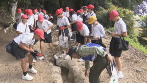 小学生が香川県の指定天然記念物「長尾断層」を見学　地形形成の経緯学ぶ　さぬき市