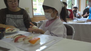 地元の小学生が寿司作りに挑戦　小豆島で体験教室　香川　