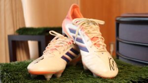 サッカー佐野海舟選手(津山市出身)のドイツリーグで着用のシューズを岡山県庁に展示　10月19日から