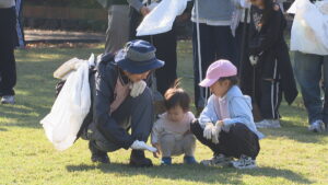 回収した落ち葉を「たい肥」に　約200人が清掃活動　高松市