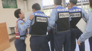 若手警察官と児相職員が虐待現場の対応訓練　班ごとにシナリオ作成…内容を知らない別の班が対応　岡山