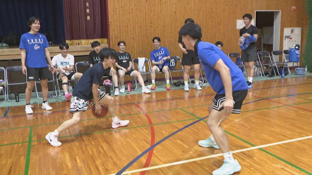 公立高校と大学が部活動で新たな連携 環太平洋大学のバスケ部が東岡山工に長期の技術指導 岡山