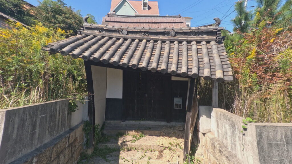 「今にも倒れてきそう…」大きくゆがんだ空き家の門を里庄町が解体　町初の「略式代執行」　岡山