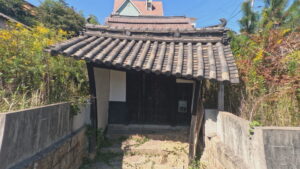 「今にも倒れてきそう…」大きくゆがんだ空き家の門を里庄町が解体　町初の「略式代執行」　岡山