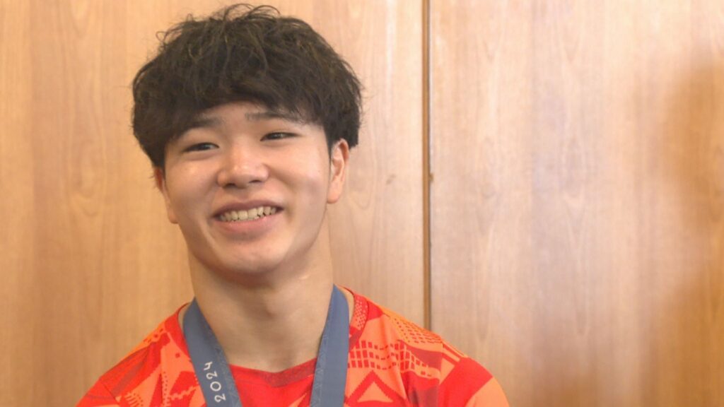 世界体操男子団体で日本が金メダル 岡山市出身・岡慎之助選手ら活躍 ロス五輪団体出場枠を獲得