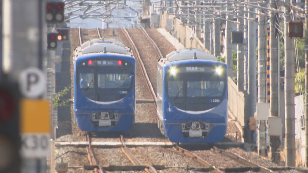 大勢の鉄道ファン見守る　ことでん66年ぶり新型車両「2000形」　運行始まる　香川