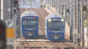 大勢の鉄道ファン見守る　ことでん66年ぶり新型車両「2000形」　運行始まる　香川