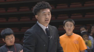 パリ五輪レスリングの金メダリスト・日下尚選手がこども相撲大会に　力強いタックルなど教える　香川・丸亀市