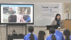 世界の子どもの課題知って　ユニセフが中学校で特別授業「二の腕の太さがペットボトルのキャップぐらい」
