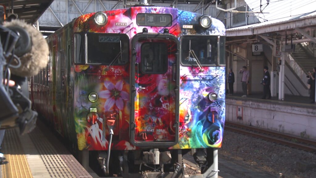 写真家・蜷川実花さんらデザインの列車が運行開始 JR岡山駅で出発式 「森の芸術祭」の先行発表作品