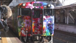 写真家・蜷川実花さんらデザインの列車が運行開始　JR岡山駅で出発式　「森の芸術祭」の先行発表作品