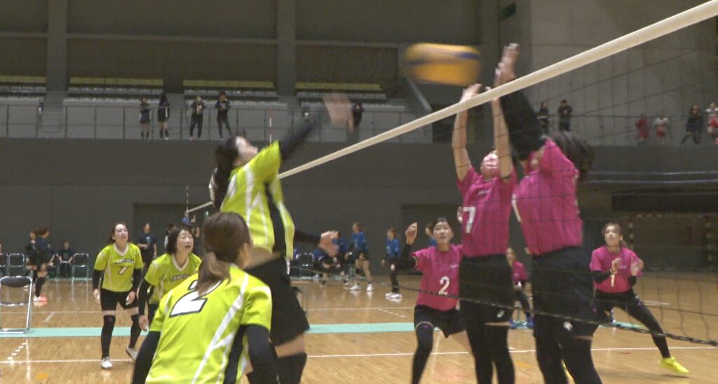 世代を超えて楽しむ　9人制バレーボール大会　県内35チーム、20～70代まで参加　岡山市