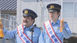 人気お笑いコンビ・空気階段が一日警察署長に就任「一致団結して鬼退治だ！」　母校でも犯罪防止を呼び掛け　岡山市