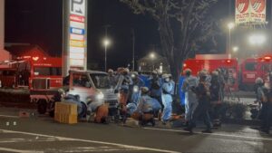 市道で軽トラックと原付バイクが衝突　バイクの80歳女性が意識不明の重体　高松市