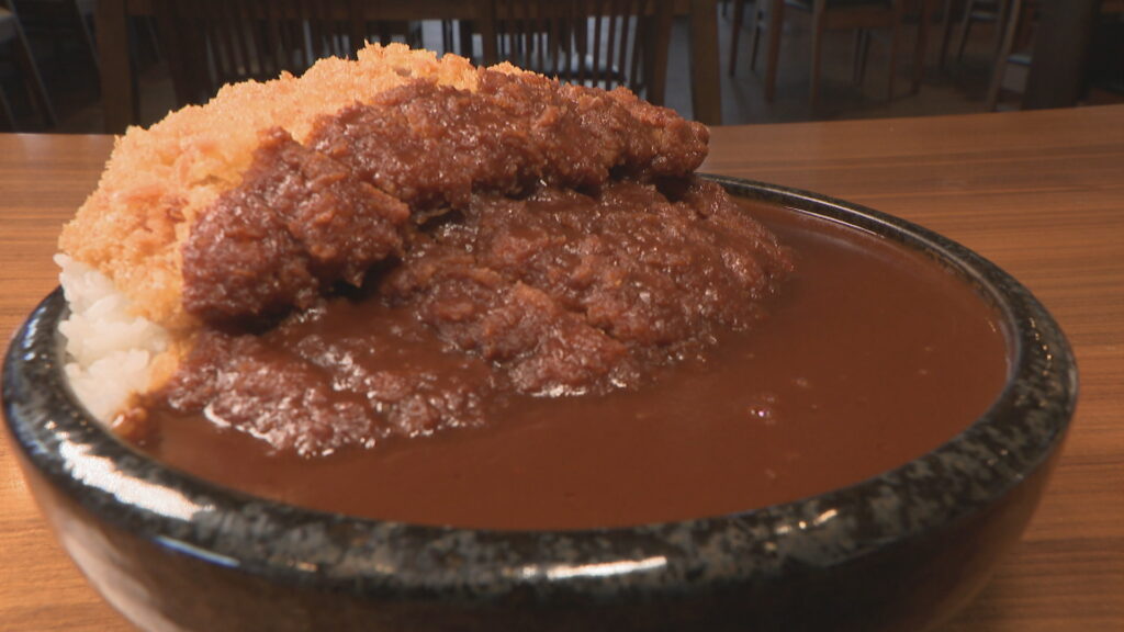 15分以内に完食で無料に!総重量約2kgのチャレンジ丼 チーズオムかつ丼や鶏ざんまいの定食も 岡山【ほっとマルシェ】
