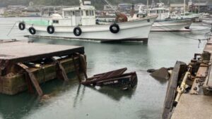 漁港の固定桟橋が破損しフォークリフトが水中に転落　1人けが　香川・高松市